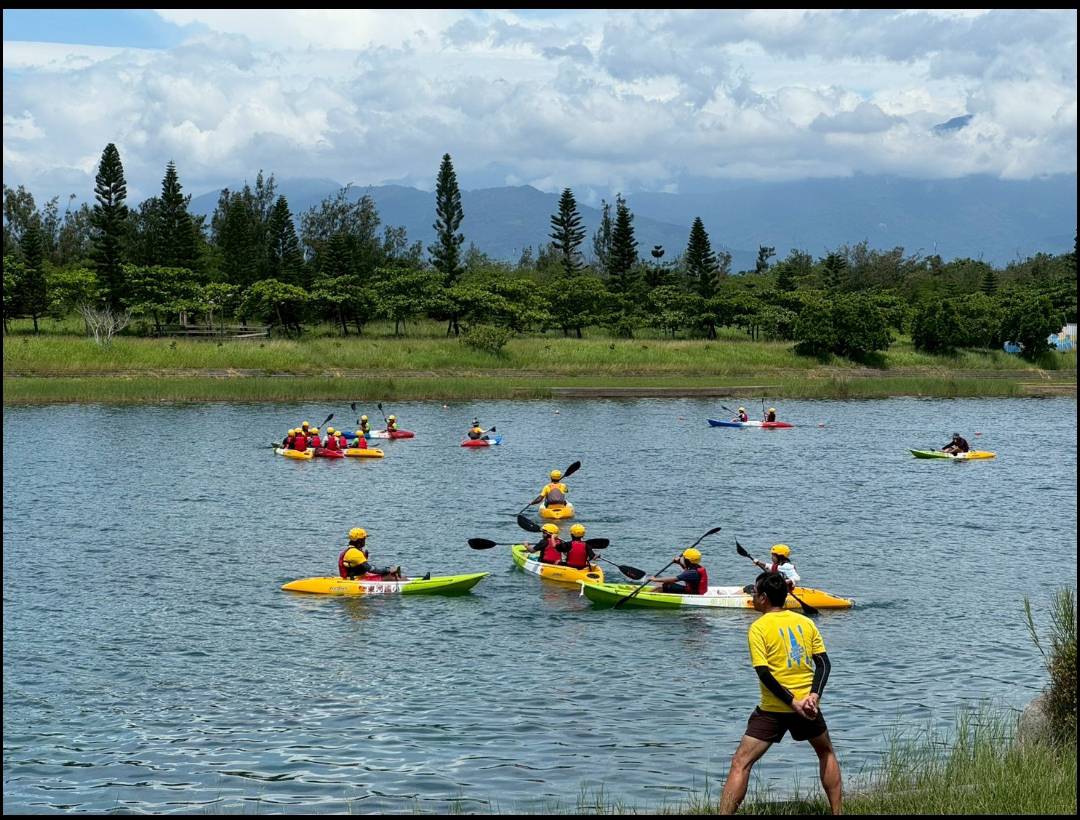 划向學習新航道 臺東小校跨校協同教學親師生共聚活水湖 展現推動成果 划向學習新航道 臺東小校跨校協同教學親師生共聚活水湖 展現推動成果