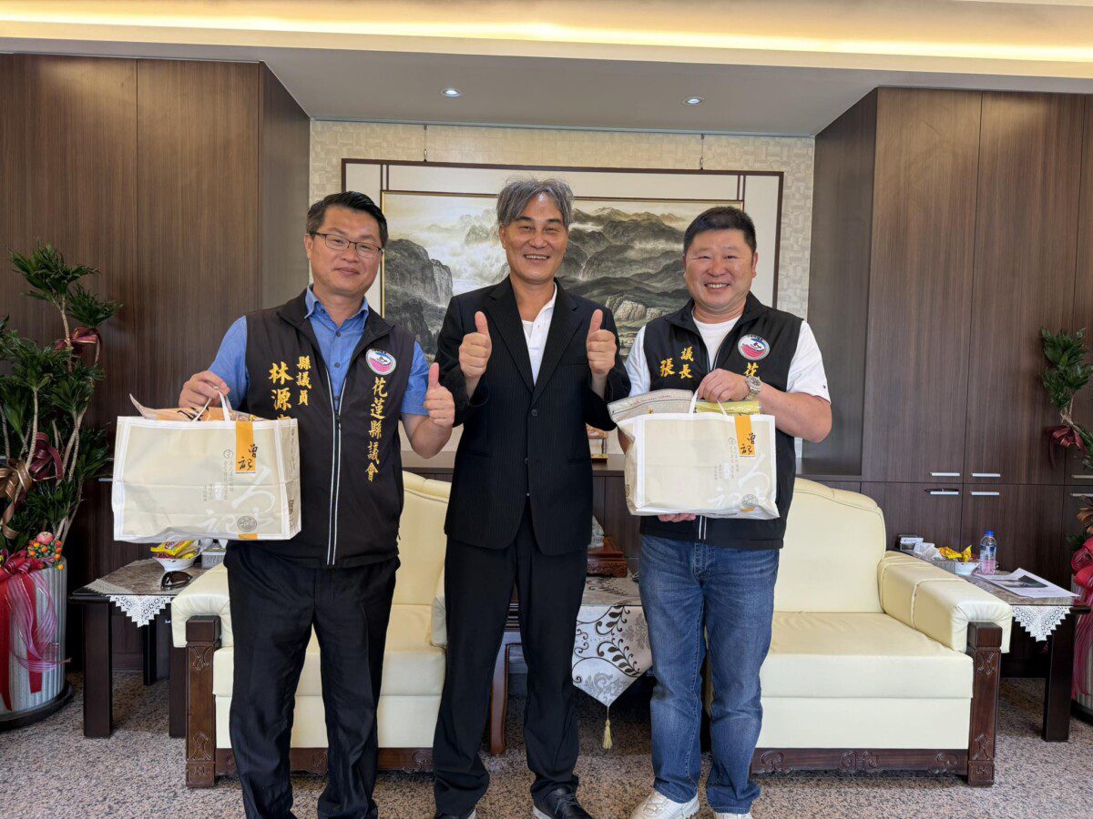 曾記麻糬董事長拜會張峻議長 致贈禮盒為議員打氣