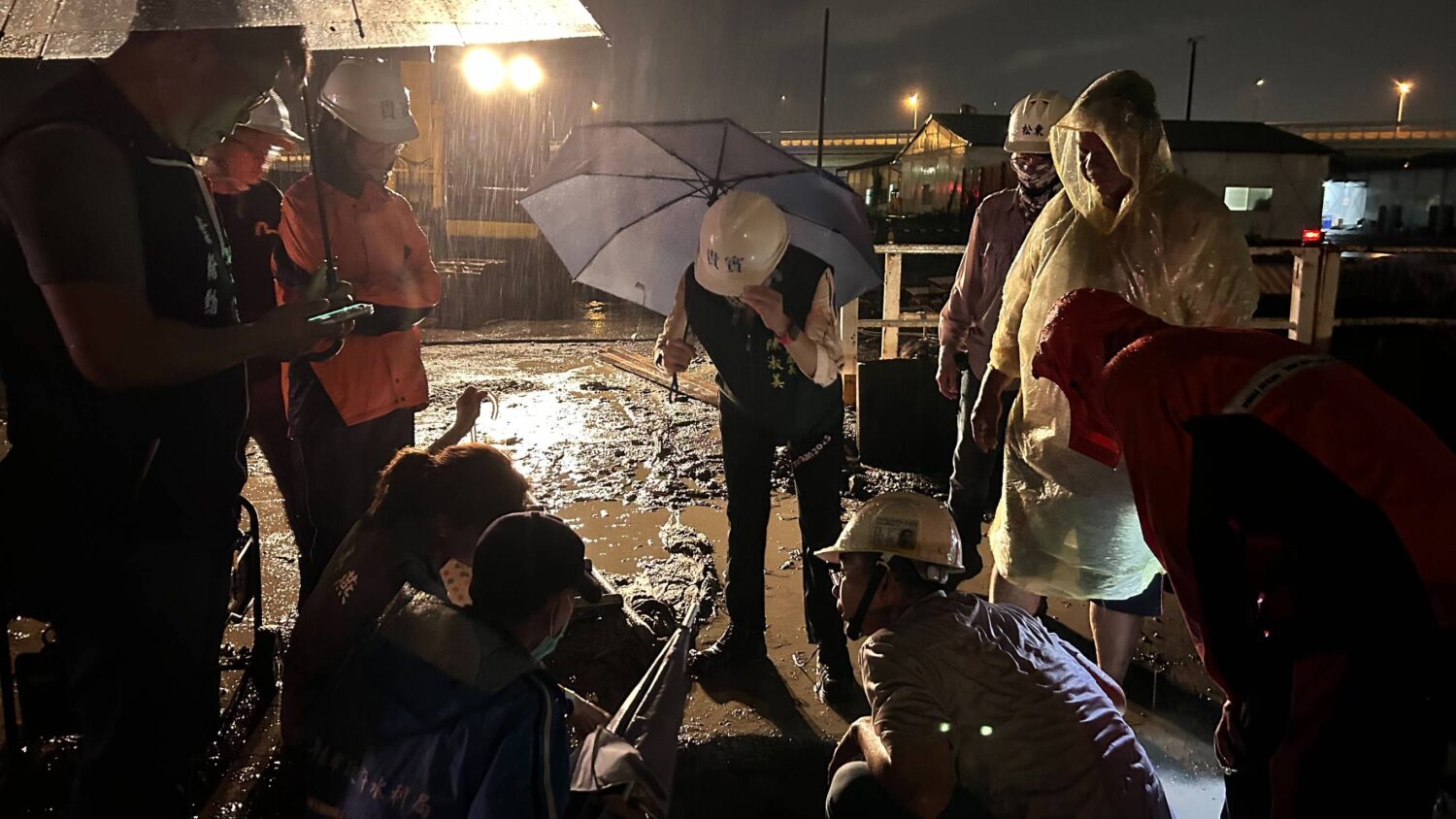 臺南灣裡地區今瞬間強降雨致淹水|地政局火速動員緊急應變排除 臺南灣裡地區今瞬間強降雨致淹水|地政局火速動員緊急應變排除