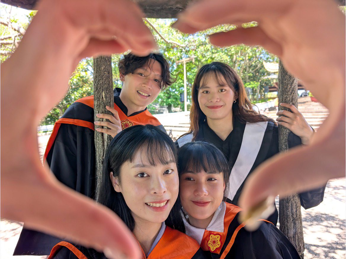 穿學士服搭六福村笑傲飛鷹 最萌創意畢業照拍攝心法 穿學士服搭六福村笑傲飛鷹 最萌創意畢業照拍攝心法