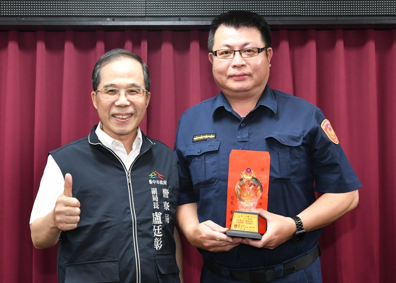 陳崇保身先士卒英勇滅火 盧廷彰公開表揚豎指稱讚 陳崇保身先士卒英勇滅火 盧廷彰公開表揚豎指稱讚