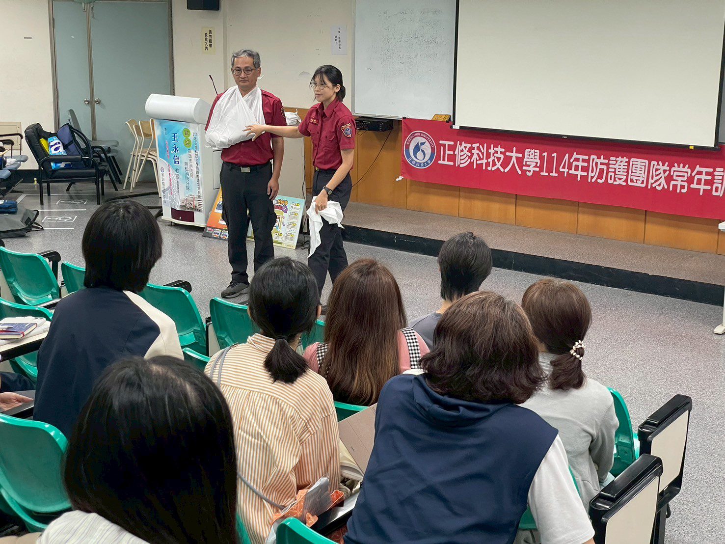 消防鳥松分隊赴正修科大 強化教職員CPR、AED救護訓練 消防鳥松分隊赴正修科大 強化教職員CPR、AED救護訓練