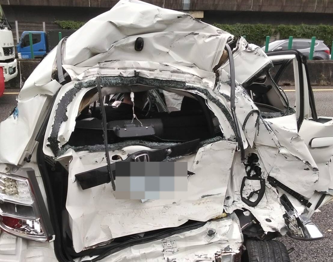 小客車整台撞爛!國1中壢段8車連環撞 2人送醫 小客車整台撞爛!國1中壢段8車連環撞 2人送醫