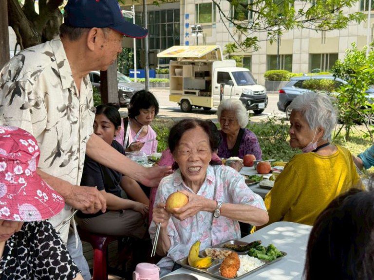 竹市幸福小蜜蜂餐車送暖到社區　照顧長輩與弱勢