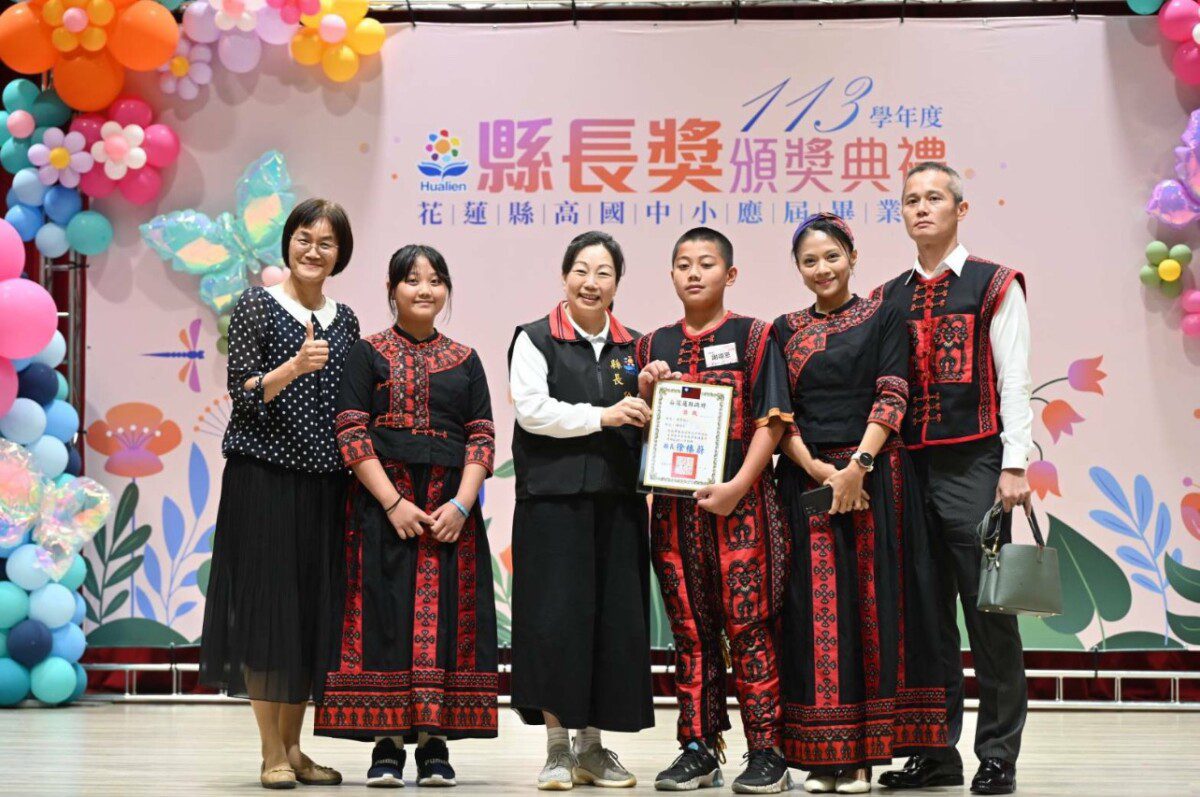 「五育並重.樂在學習」 徐榛蔚縣長親頒縣長獎 勉勵孩子勇敢逐夢 自信成長 「五育並重.樂在學習」 徐榛蔚縣長親頒縣長獎 勉勵孩子勇敢逐夢 自信成長