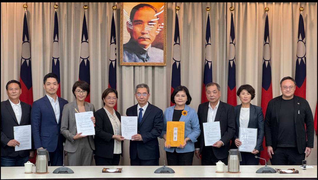 中央刪減補助違法 饒慶鈴赴行政院遞交訴願書 保障臺東法定財源 中央刪減補助違法 饒慶鈴赴行政院遞交訴願書 保障臺東法定財源