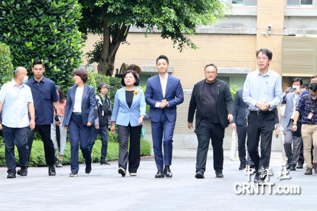 大軍壓境！蔣萬安等藍縣市長赴政院提訴願