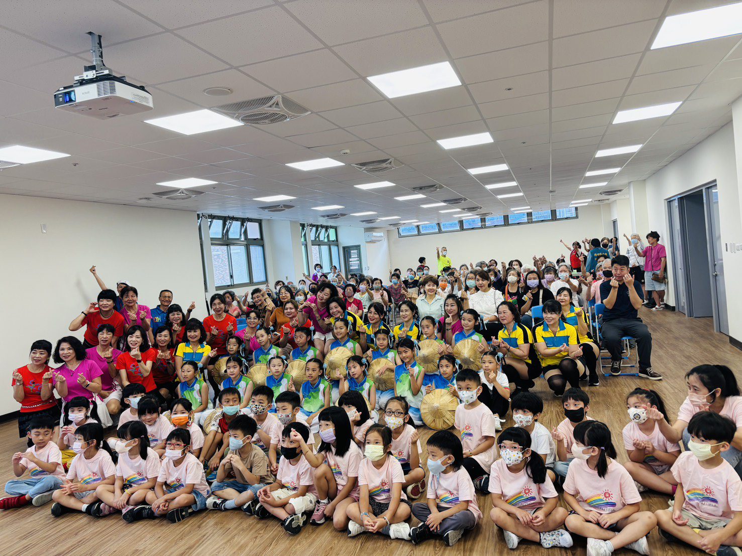 新北林口區「歡銀學堂」照顧關懷據點成立 推動社區老幼共融、青銀共學 新北林口區「歡銀學堂」照顧關懷據點成立 推動社區老幼共融、青銀共學