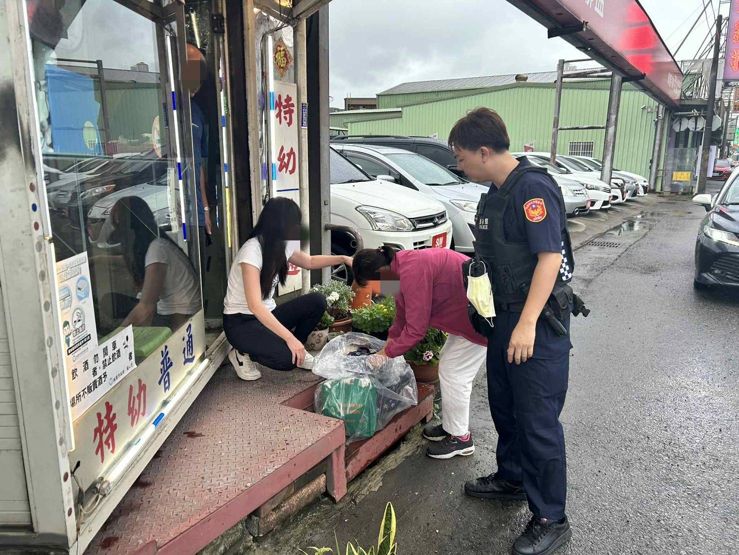 路邊穿雨衣竟丟了背包！檳榔攤老闆娘熱心伸援