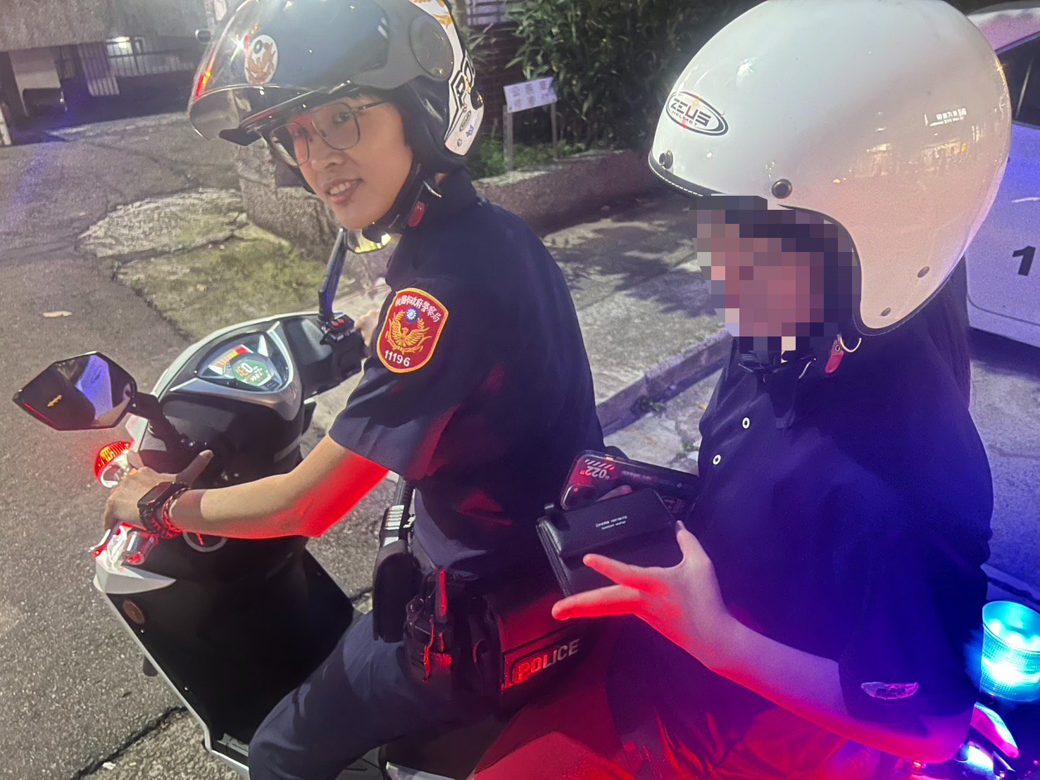 12歲女童弄丟錢包急哭 龍潭暖警騎車載她沿路找 12歲女童弄丟錢包急哭 龍潭暖警騎車載她沿路找