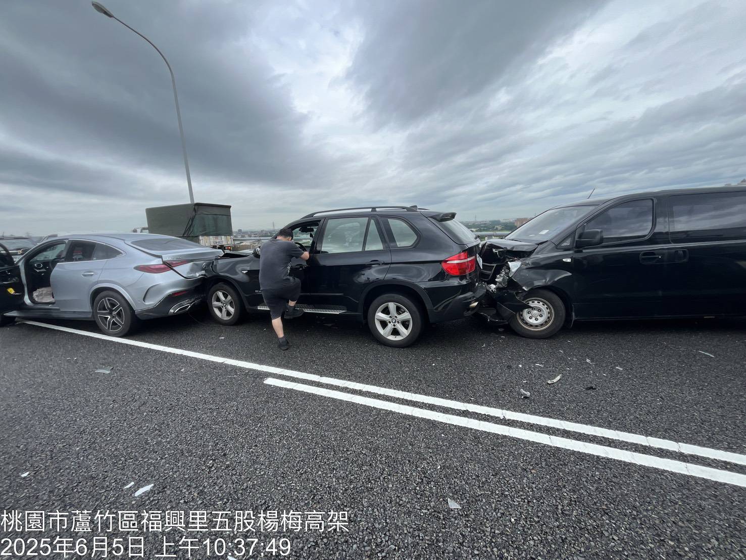 車流回堵未注意距離!國1桃園段8車撞成「一條龍」 車流回堵未注意距離!國1桃園段8車撞成「一條龍」