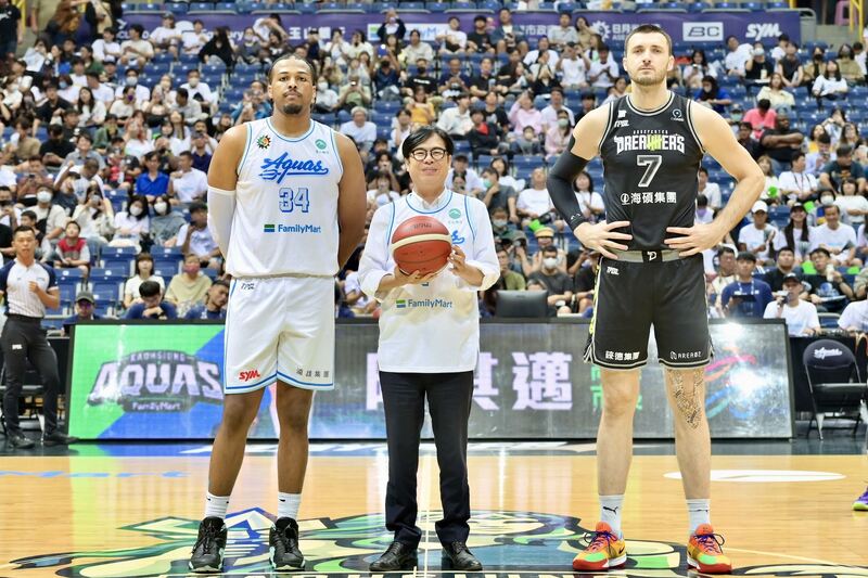 高雄海神晉級季後賽 神隊友1號陳其邁擔任主場首戰開球嘉賓 為在地球隊吶喊應援