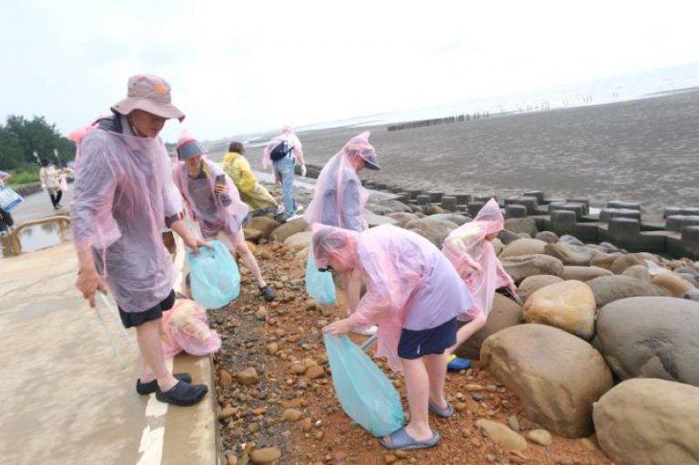 守護新月沙灣　竹縣號召近200名青年志工齊力淨灘