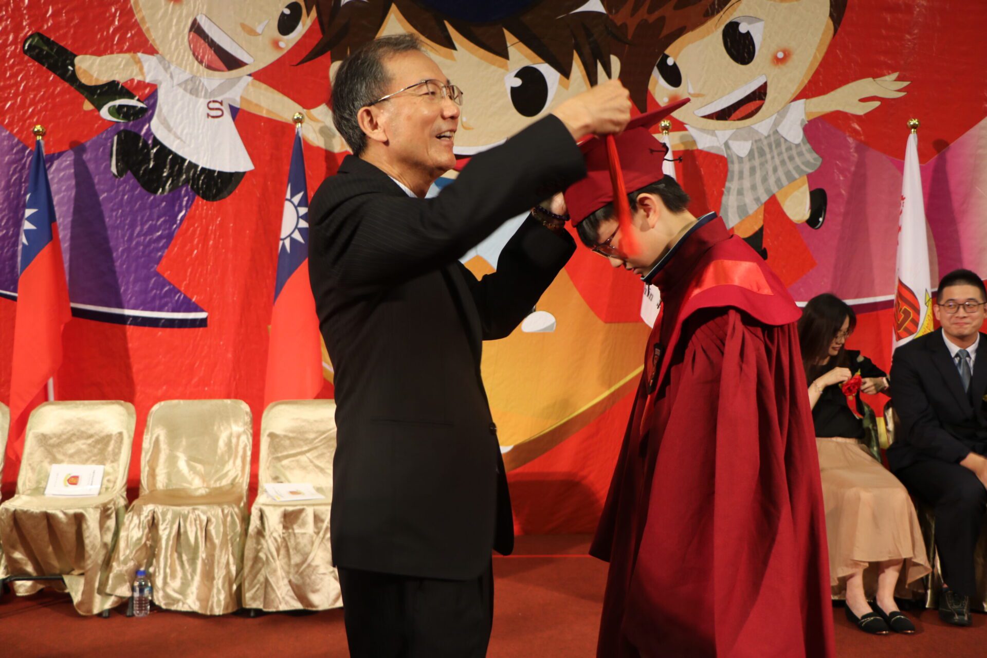 穿上學士袍邁向未來！新興國際中小學畢典隆重登場