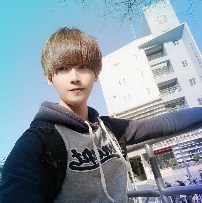 制服持械男子引熱議 低調路人竟是模特兒陳勇正 制服持械男子引熱議 低調路人竟是模特兒陳勇正