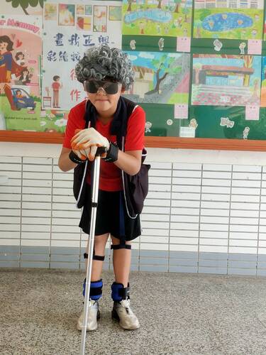 漾新聞|「扣個扣子好難!」 體驗變老他們「以身試老」驚呆了! 漾新聞|「扣個扣子好難!」 體驗變老他們「以身試老」驚呆了!