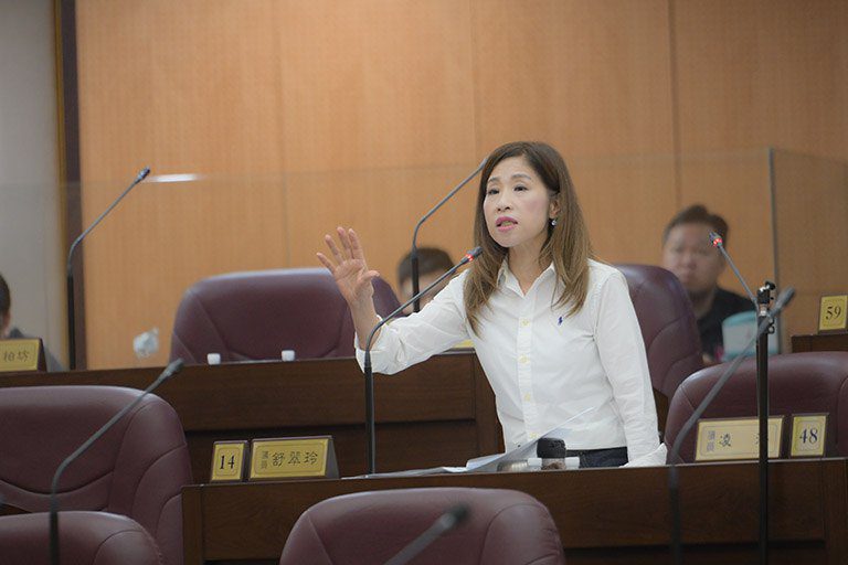 防範學童手機成癮 市議員舒翠玲籲制訂「手機管理自治條例」 防範學童手機成癮 市議員舒翠玲籲制訂「手機管理自治條例」