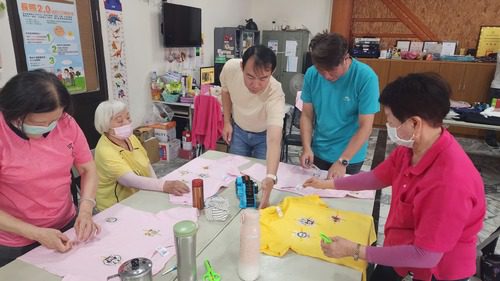 漾新聞|退伍不退場!榮民攜手長者翻轉校服超有感 漾新聞|退伍不退場!榮民攜手長者翻轉校服超有感