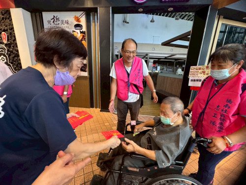 屏東志工暖心陪伴長者 逛賣場享受購物趣 屏東志工暖心陪伴長者 逛賣場享受購物趣