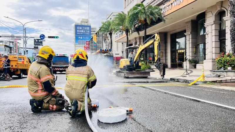 台南永康鬧區瓦斯外洩14小時才找到源頭! 市府急封路、究責業者 勒令6日下班前恢復通車 台南永康鬧區瓦斯外洩14小時才找到源頭! 市府急封路、究責業者 勒令6日下班前恢復通車