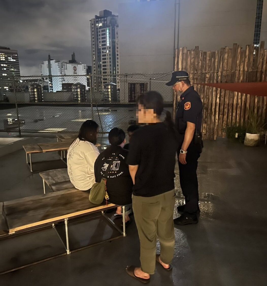 女子欲從十五樓跳下輕生 民權警苦口婆心勸說成功 女子欲從十五樓跳下輕生 民權警苦口婆心勸說成功