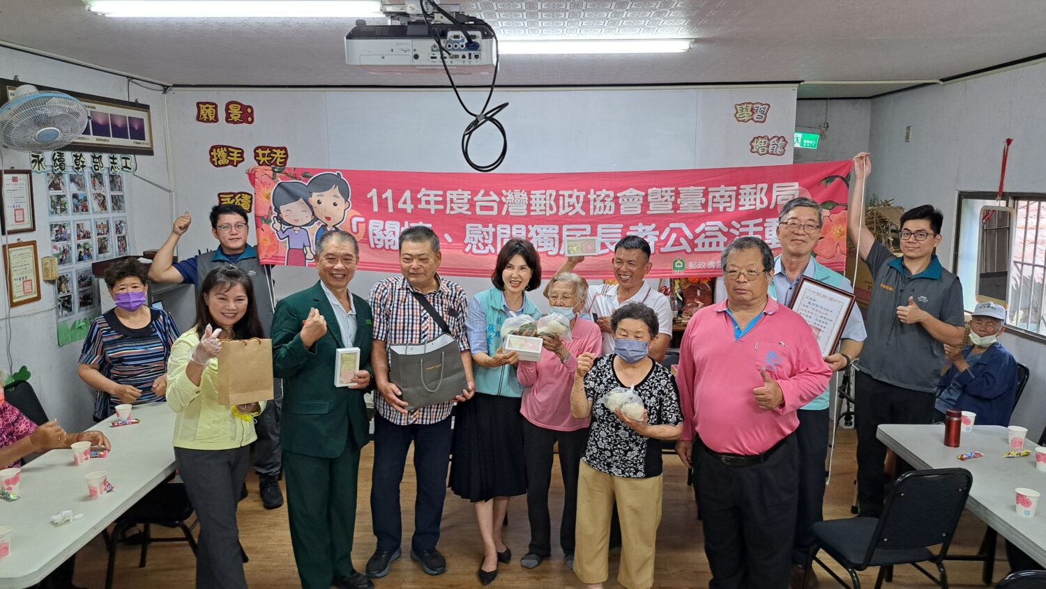 臺南郵局龍崎辦「郵愛傳情‧溫馨手作日」活動  長者DIY手作溫馨滿滿