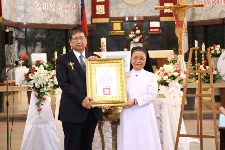 義大利修女趙秀容殯葬彌撒 楊文科頒褒揚狀:永遠懷念她 義大利修女趙秀容殯葬彌撒 楊文科頒褒揚狀:永遠懷念她