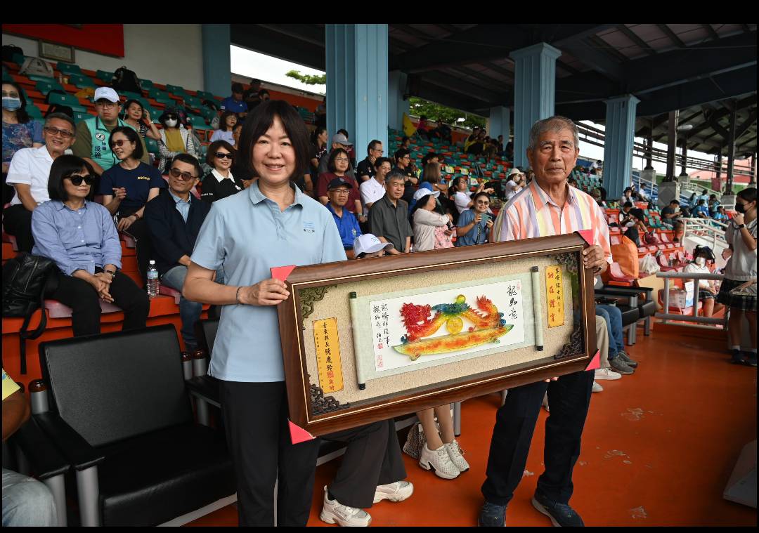 臺東114年全縣運動會6日開跑 縣府致贈李峰銘主任紀念品 感謝多年對體育奉獻 臺東114年全縣運動會6日開跑 縣府致贈李峰銘主任紀念品 感謝多年對體育奉獻