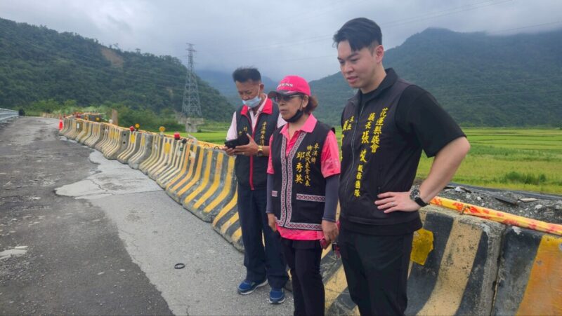 卓富橋引道災損嚴重 部落連日摔車出事村長代表向張峻議長陳情 一天內修復完工 部落盛讚「有效率」 卓富橋引道災損嚴重 部落連日摔車出事村長代表向張峻議長陳情 一天內修復完工 部落盛讚「有效率」