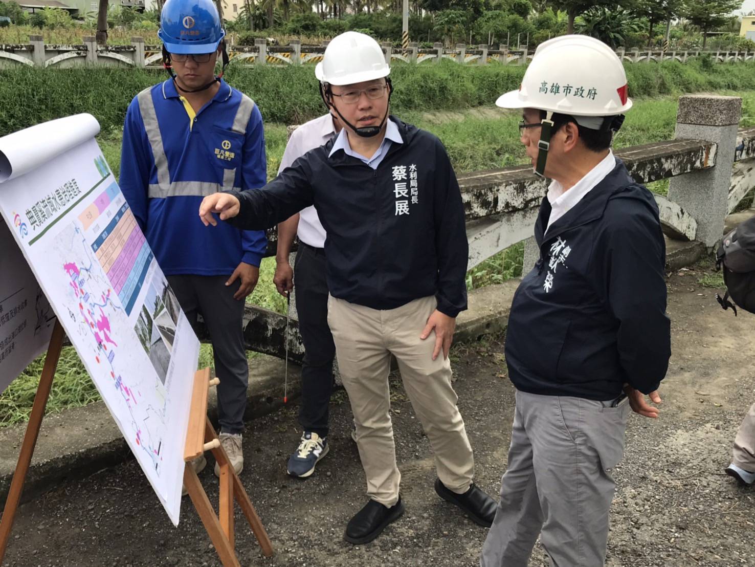 林欽榮副市長視察大遼排水防洪牆加高 要求全力趕工減輕當地水患 林欽榮副市長視察大遼排水防洪牆加高 要求全力趕工減輕當地水患