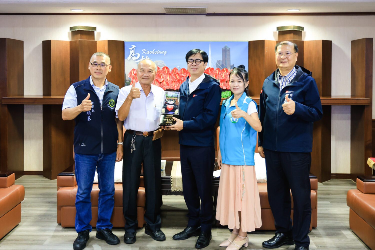 勞工團體致贈榮譽盃 慶賀市長陳其邁獲《遠見》施政滿意度六都第一 勞工團體致贈榮譽盃 慶賀市長陳其邁獲《遠見》施政滿意度六都第一