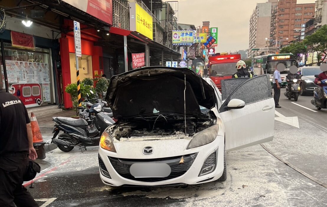 龜山小客車開到一半突起火!桃消緊急灌救化解驚魂 龜山小客車開到一半突起火!桃消緊急灌救化解驚魂