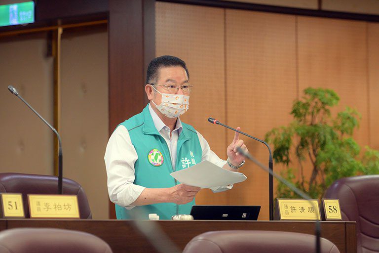 機捷A10人行道地磚翹起路人受傷 市議員許清順:民眾安全堪慮應改善 機捷A10人行道地磚翹起路人受傷 市議員許清順:民眾安全堪慮應改善