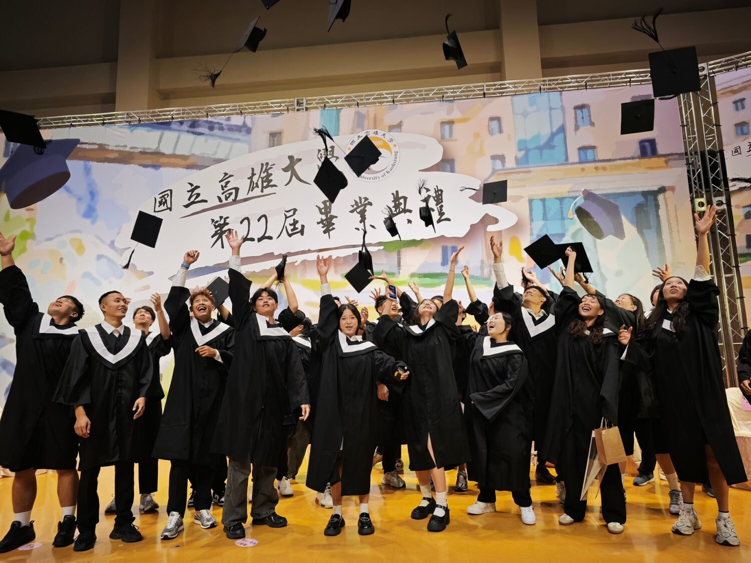 高雄大學畢典勉畢業生成為火柴  校長陳啓仁：為世界帶來光明