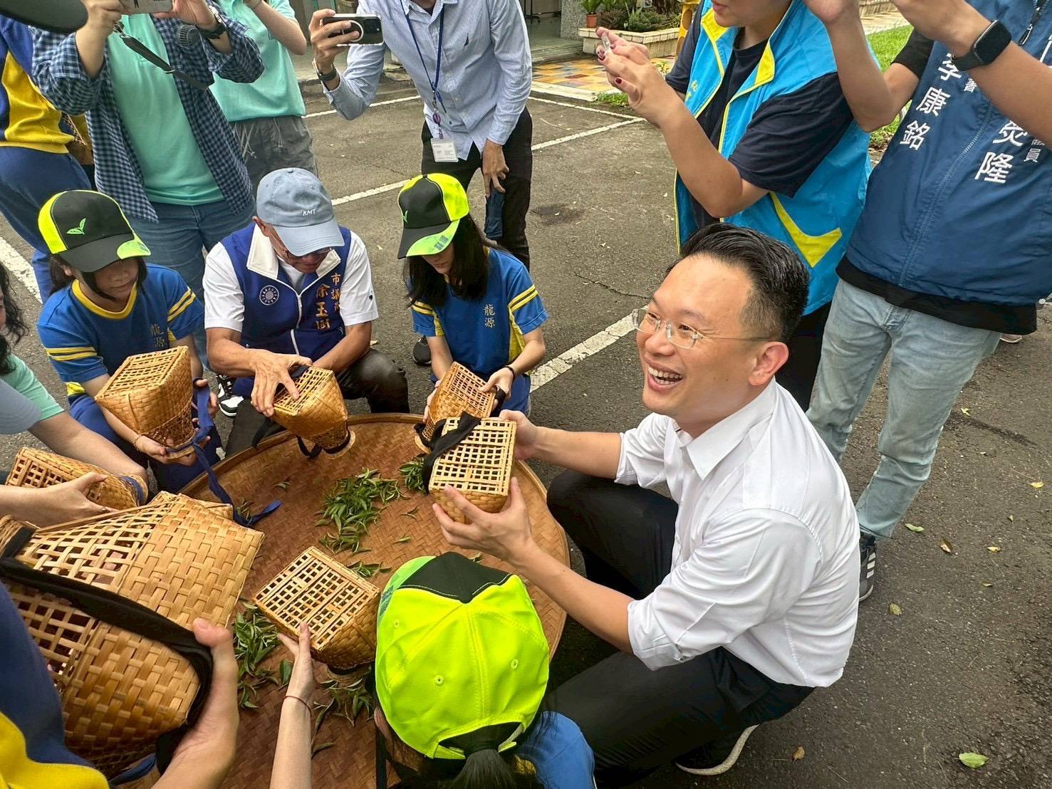 親赴龍源國小兌現約定 蘇俊賓現身畢典與18學子共同「藏茶」 親赴龍源國小兌現約定 蘇俊賓現身畢典與18學子共同「藏茶」