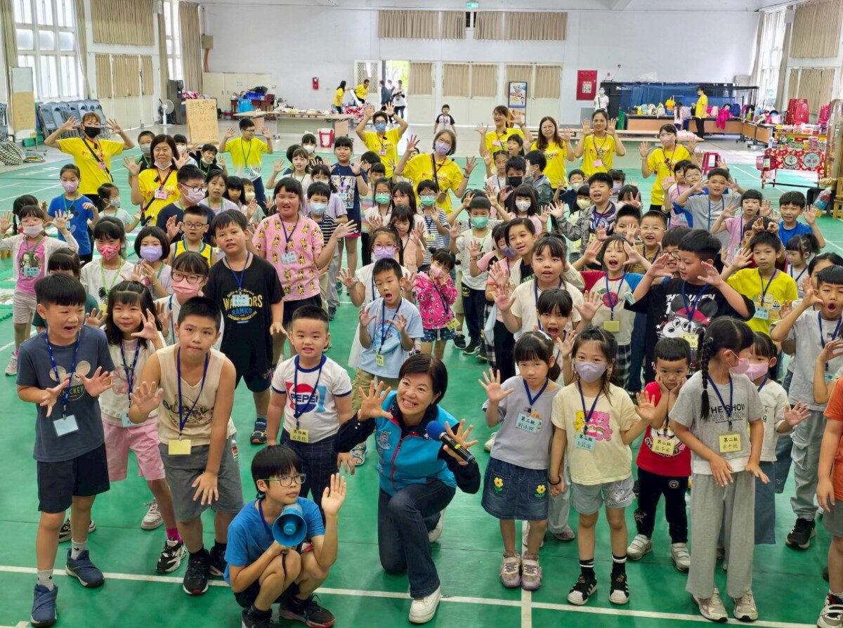 吉安鄉近百餘位小朋友體驗傳統童玩鄉長游淑貞偕團隊陪伴孩童共度歡樂時光