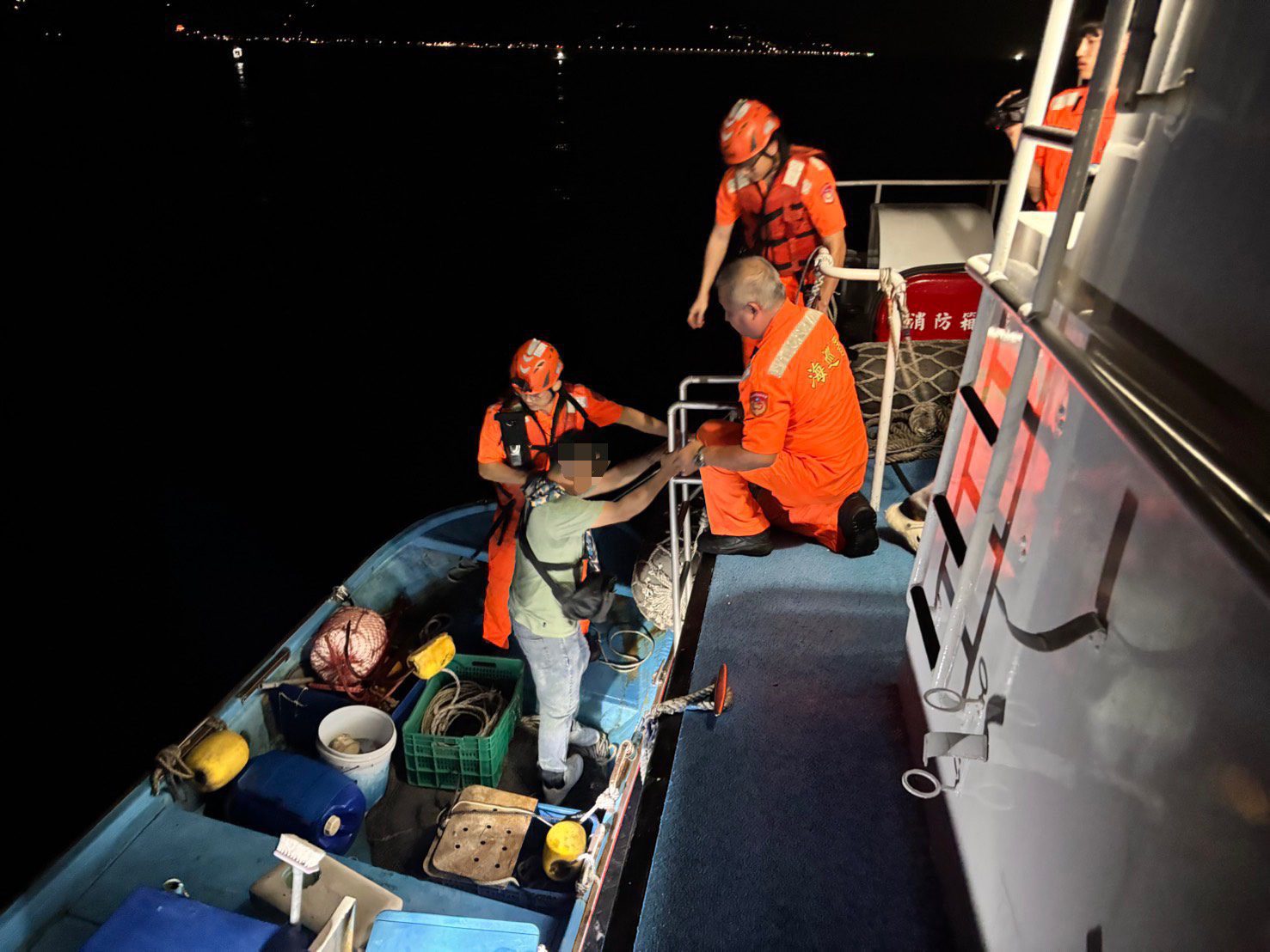 娛樂漁船擱淺燭台嶼　海巡深夜成功救援47人