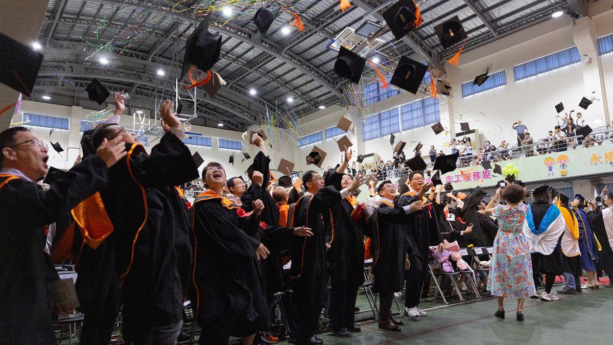 修平科大畢業典禮溫馨隆重 七對夫妻攜手畢業 傳為佳話