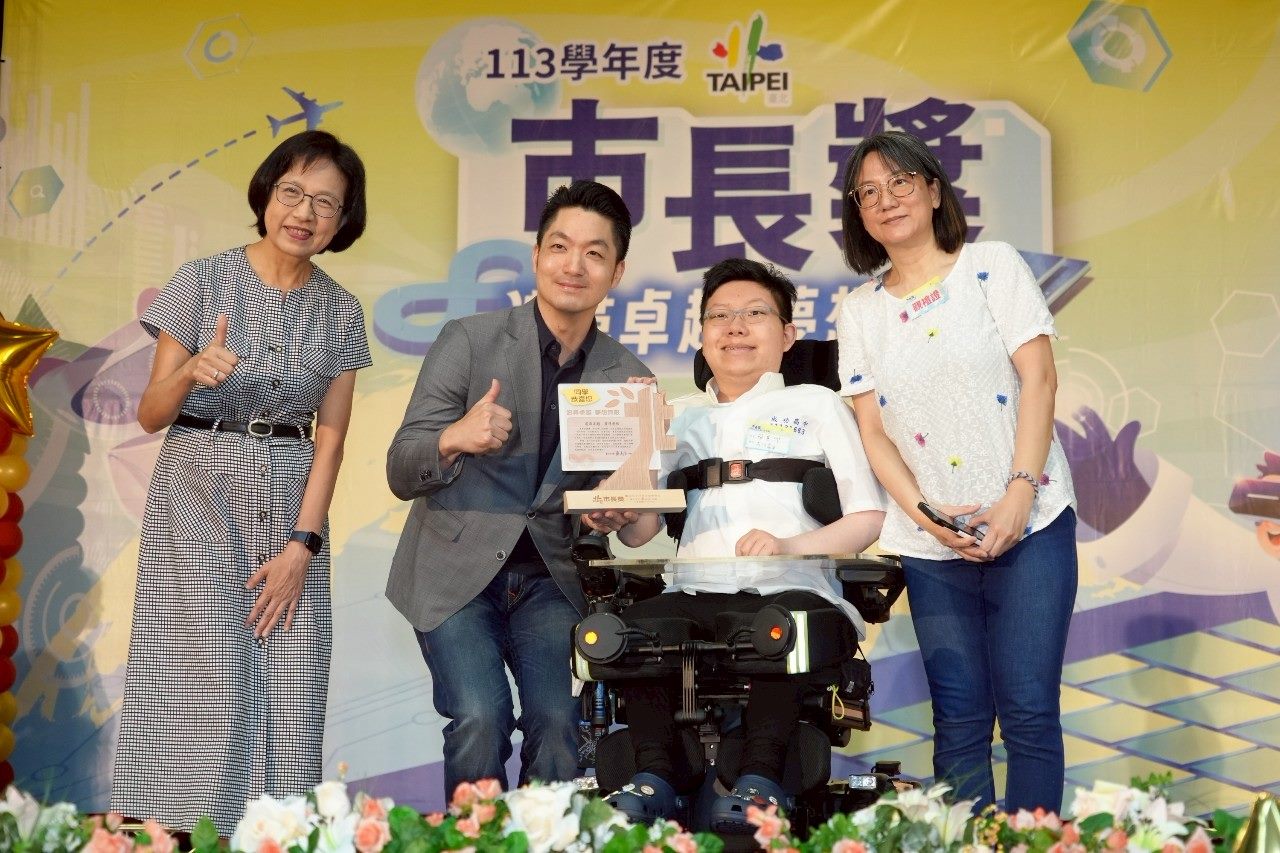 市長獎頒獎典禮溫馨登場 蔣萬安引用黃仁勳名言勉畢業生 市長獎頒獎典禮溫馨登場 蔣萬安引用黃仁勳名言勉畢業生