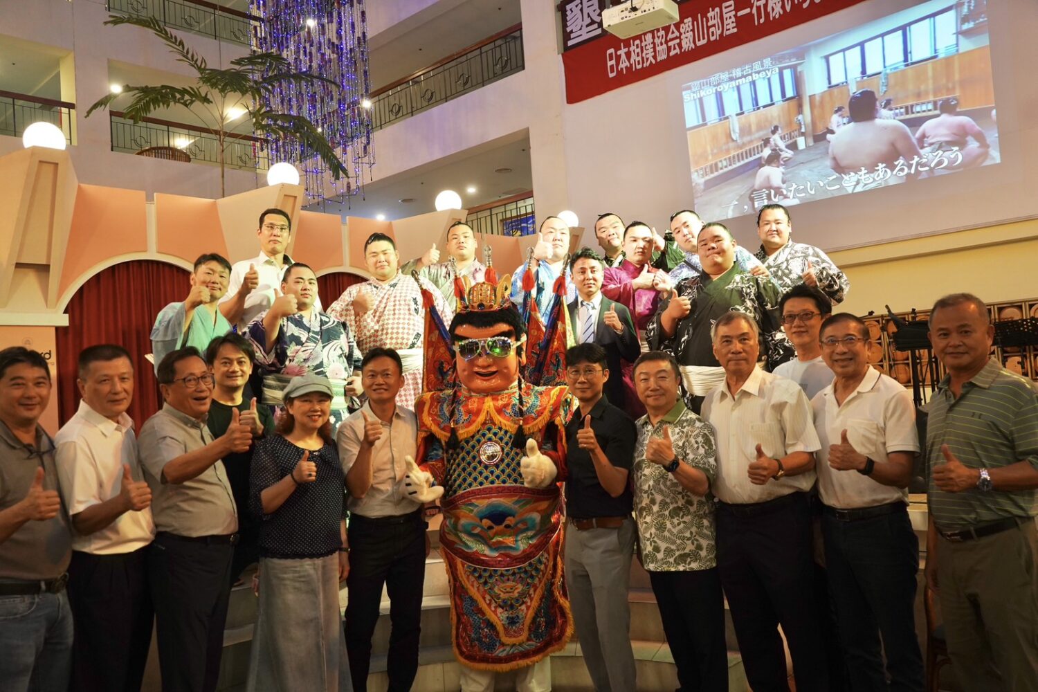 屏東觀光魅力圈粉日本力士! 13位錣山部屋力士體驗墾丁水上設施 超吸睛 屏東觀光魅力圈粉日本力士! 13位錣山部屋力士體驗墾丁水上設施 超吸睛