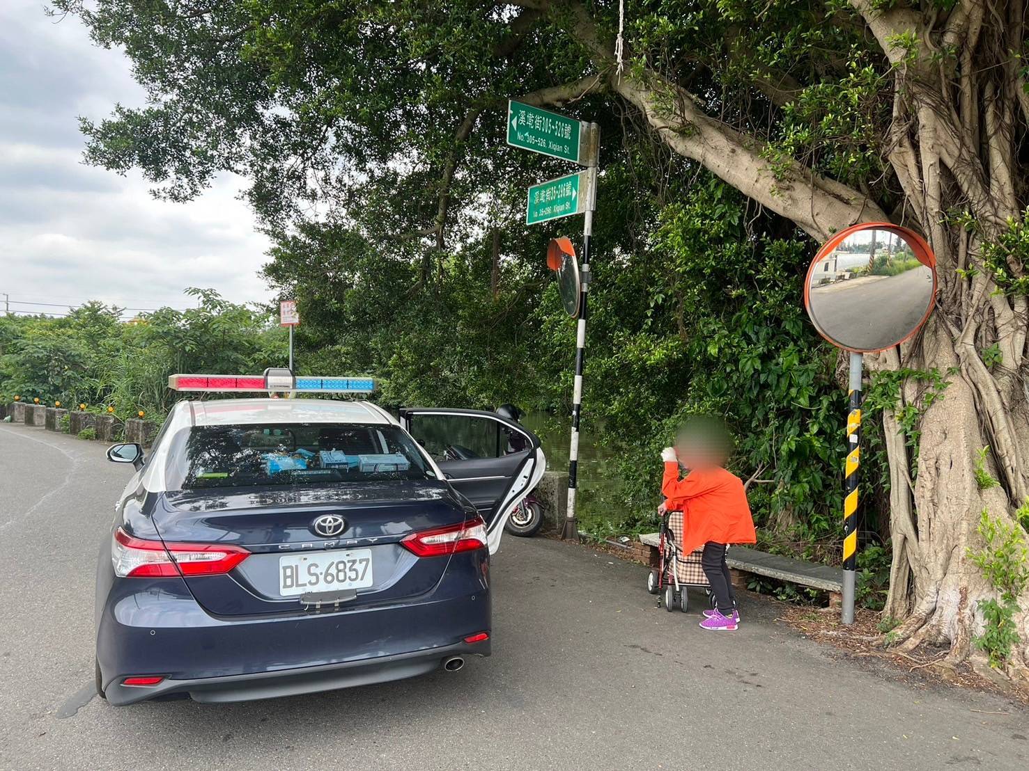 8旬老婦散步體力不支獨坐路旁 八德暖警助平安返家 8旬老婦散步體力不支獨坐路旁 八德暖警助平安返家