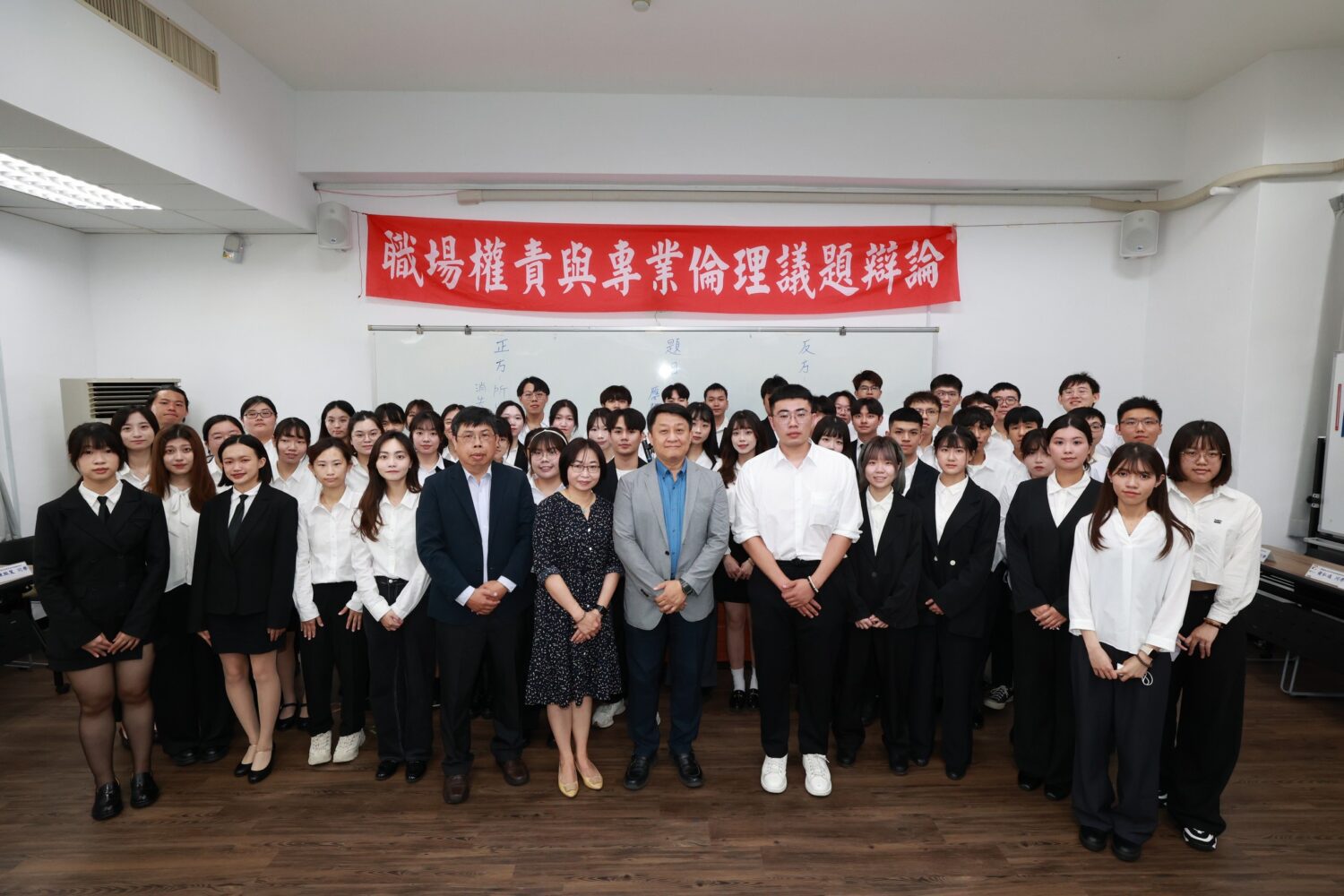 高雄大學政法系辯論賽登場  陳啓仁校長讚揚深化公共論述