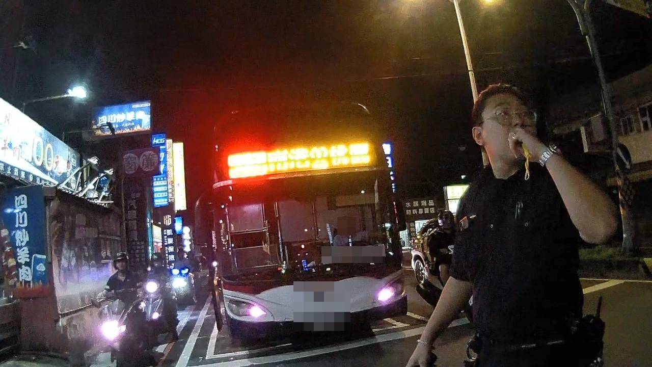 公車拋錨路中央 桃警聯手熱心民眾齊力排除事故 公車拋錨路中央 桃警聯手熱心民眾齊力排除事故