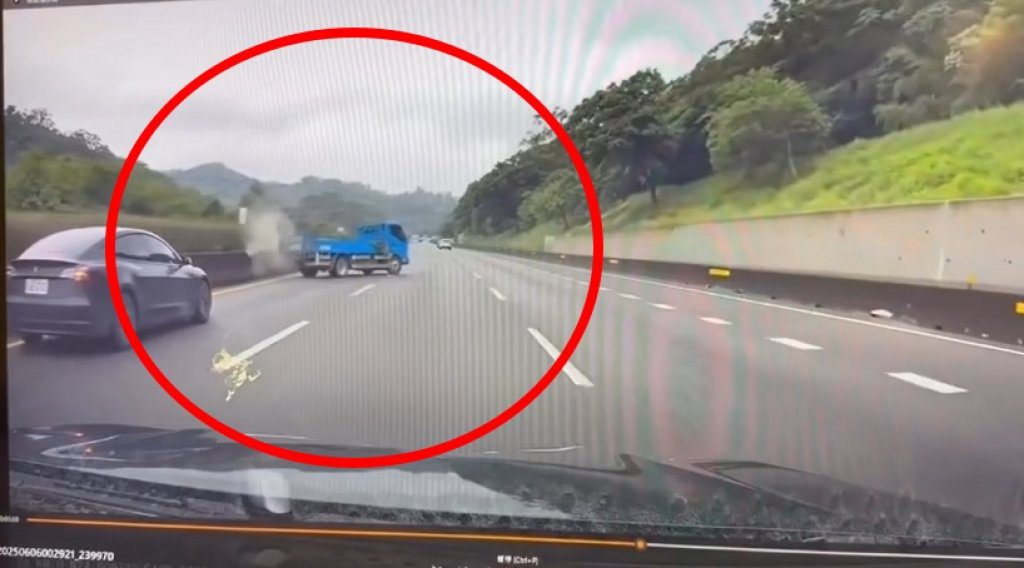 影/國道驚魂！藍色貨車自轉360度撞護欄　後方駕駛驚呼「差點追撞」