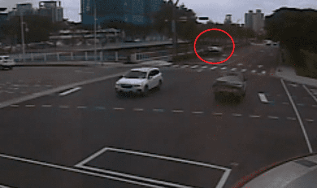 駕車恍神肇事畫面光! 台中自小客車自撞路緣翻覆 駕車恍神肇事畫面光! 台中自小客車自撞路緣翻覆