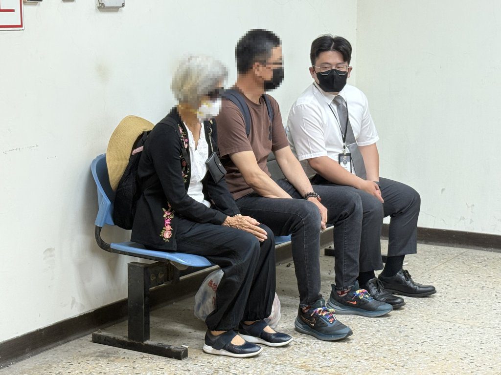 成大旁路口奪命!74歲翁遭撞飛「趴擋風玻璃」亡 家屬淚奔殯儀館相驗 成大旁路口奪命!74歲翁遭撞飛「趴擋風玻璃」亡 家屬淚奔殯儀館相驗