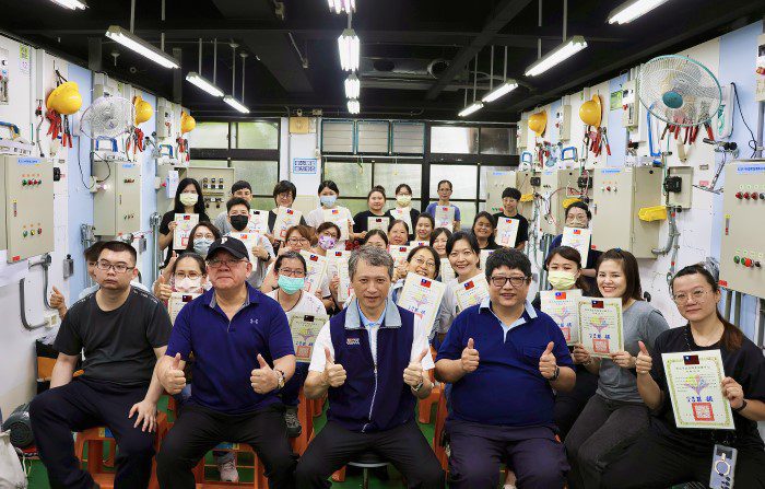 新北職訓與黎明技術學院　室內配線女性優先班結訓   28位女性水電師傅報到