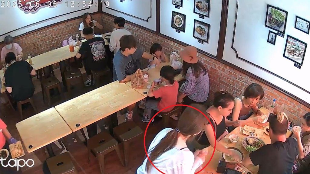 影/女外帶2碗麵!竟拿袋子「包走3罐醬料」 店家怒PO監視器:真的很氣 影/女外帶2碗麵!竟拿袋子「包走3罐醬料」 店家怒PO監視器:真的很氣