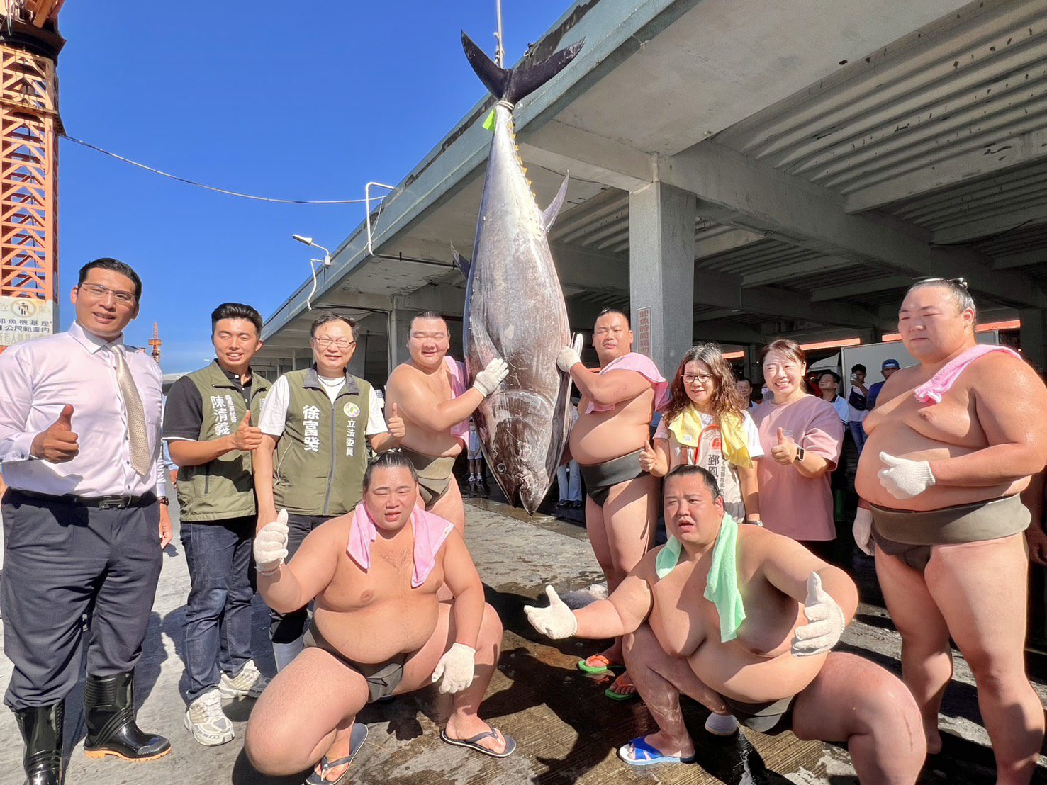日本相撲力士 挑戰扛黑鮪魚試煉 雙方組隊PK 嗨翻魚市場