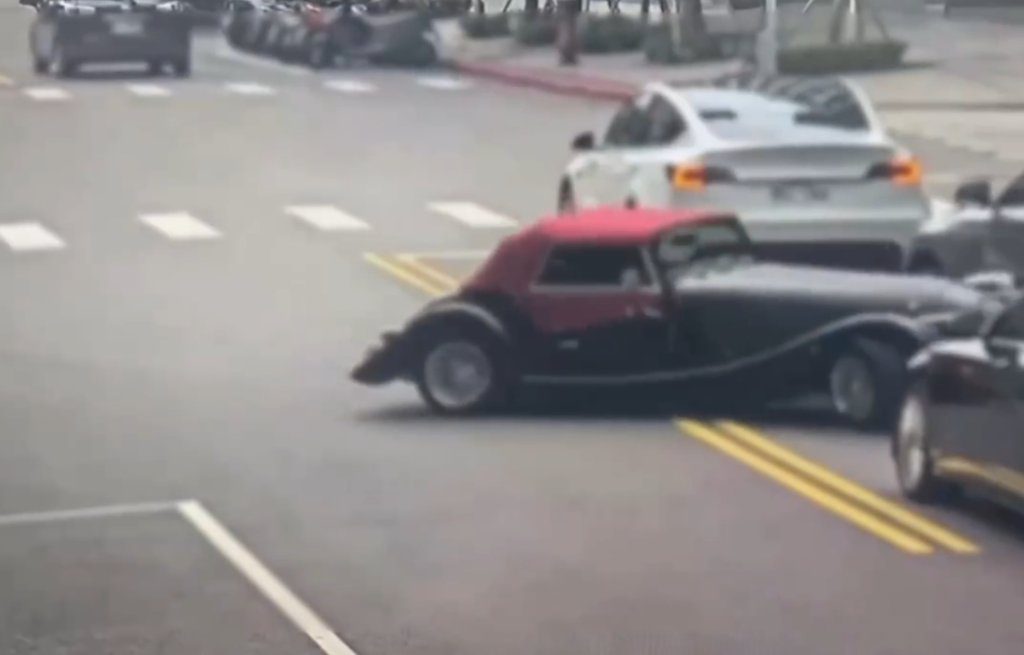 影/市區突現復古超跑!600萬英國摩根失控打滑撞車 網笑稱:穿越時空出車禍 影/市區突現復古超跑!600萬英國摩根失控打滑撞車 網笑稱:穿越時空出車禍